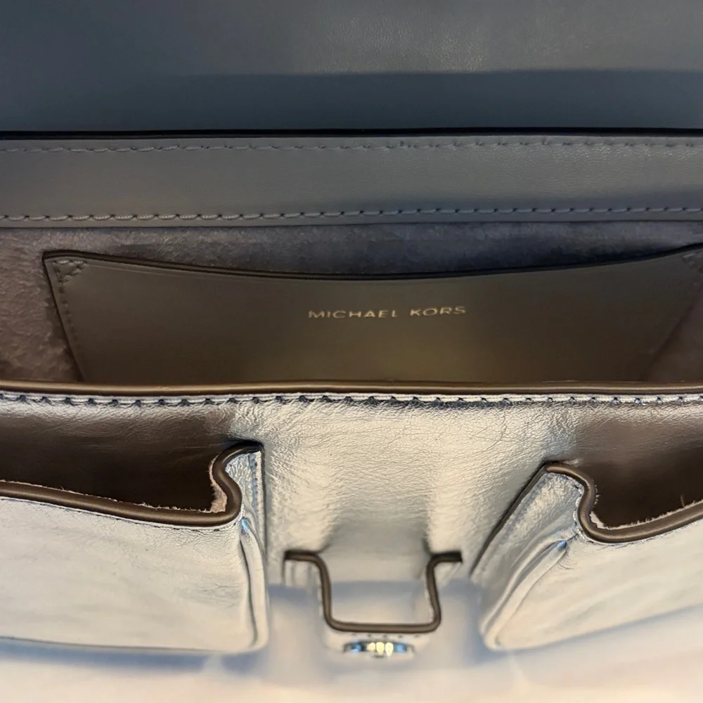 Micheal Kors Colby Silver Leather Shoulder Bag - Picture 5 of 9